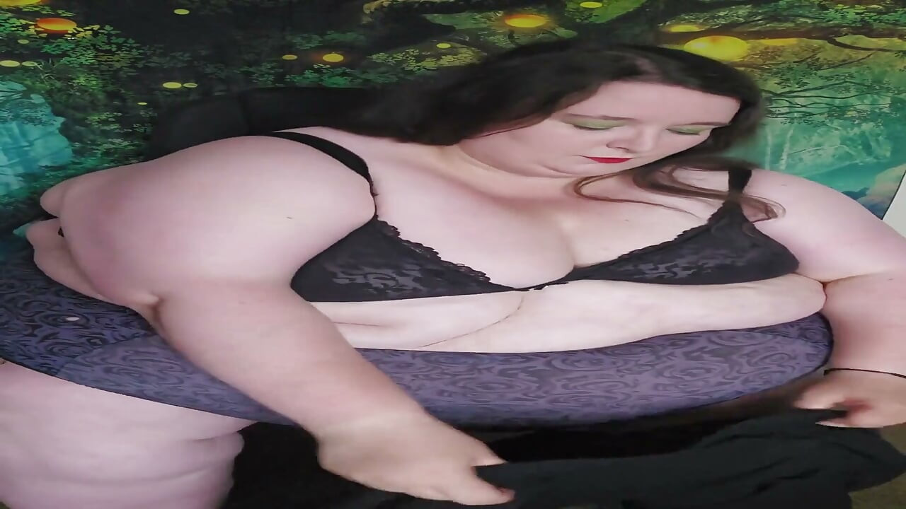 SSBBW kapre pahanti hai