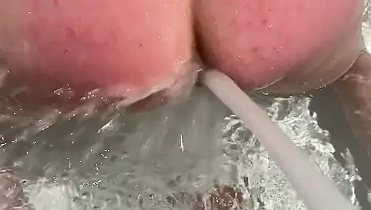 Lara в ее ванне