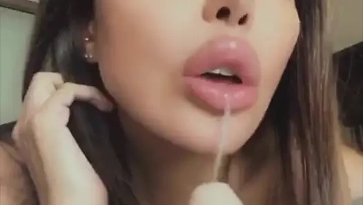 Lela star lagi asik nyepong dan ngentot memek sempitnya pakai dildo ukuran XL