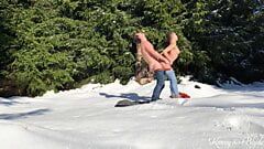 雪の降る冬の森で公共の場でセックスするコニーとブライド。もうすぐ捕まる！