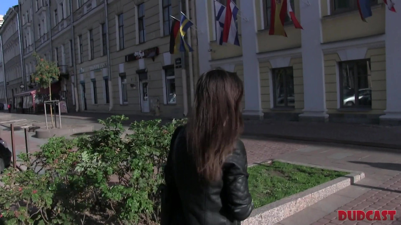 男人利用旧的搭讪计划渗透俄罗斯女孩