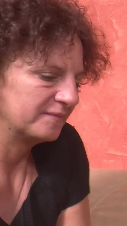"İki orta yaşlı seksi kadın komşuyu sikiyor - üçlü seks" den ikonik an