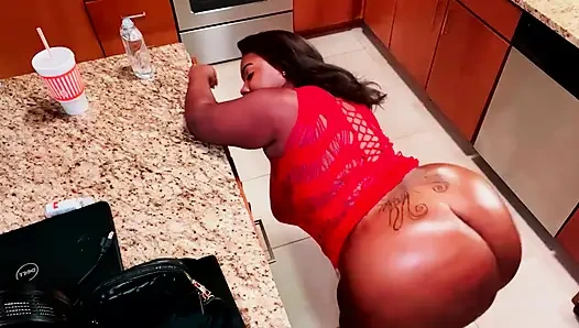 Прекрасная сучка с большой попкой в красном