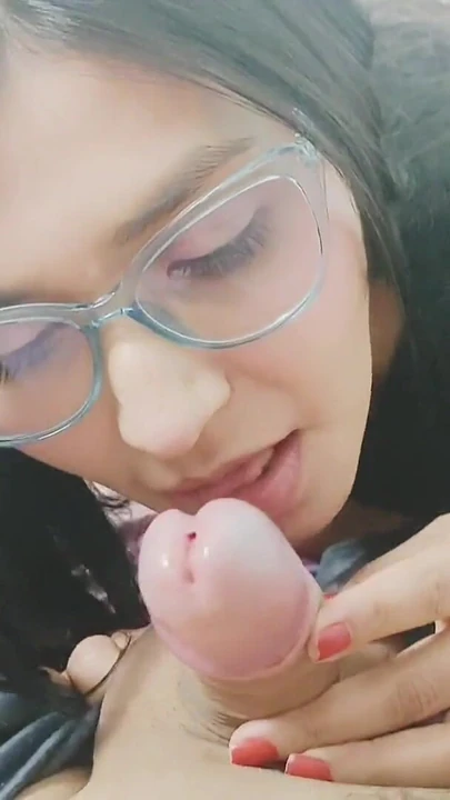 ช่วงเวลาอันทรงพลังจาก "ลูกเลี้ยงสาวของฉันเข้ามาในห้องฉันเพื่อให้ฉันเห็นว่าเธอแต่งตัวอย่างไร เธอสวยมากในกระโปรงของเธอ"