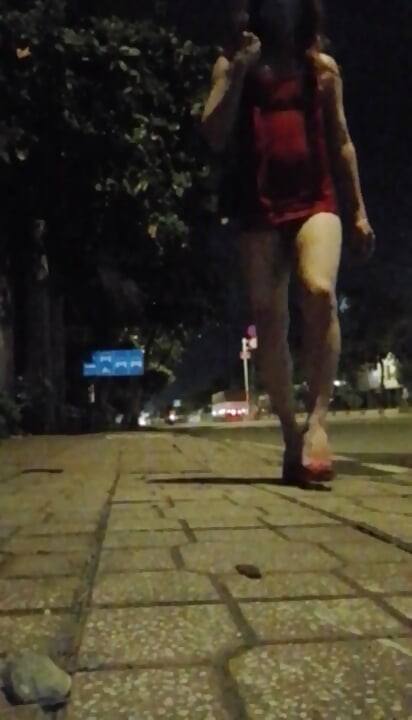 Προσποιηθείτε την πουτάνα στο δρόμο
