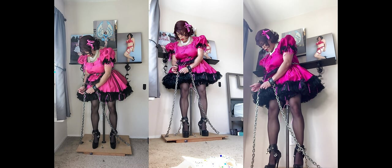 Servitoarea roz Sissy Candy este blocată pe vibratorul ei stand și călărește stâlpul ei