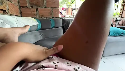 Aku mengelabui fakta bahwa orang tuaku tidak di rumah untuk masturbasi memikirkan pengikutku