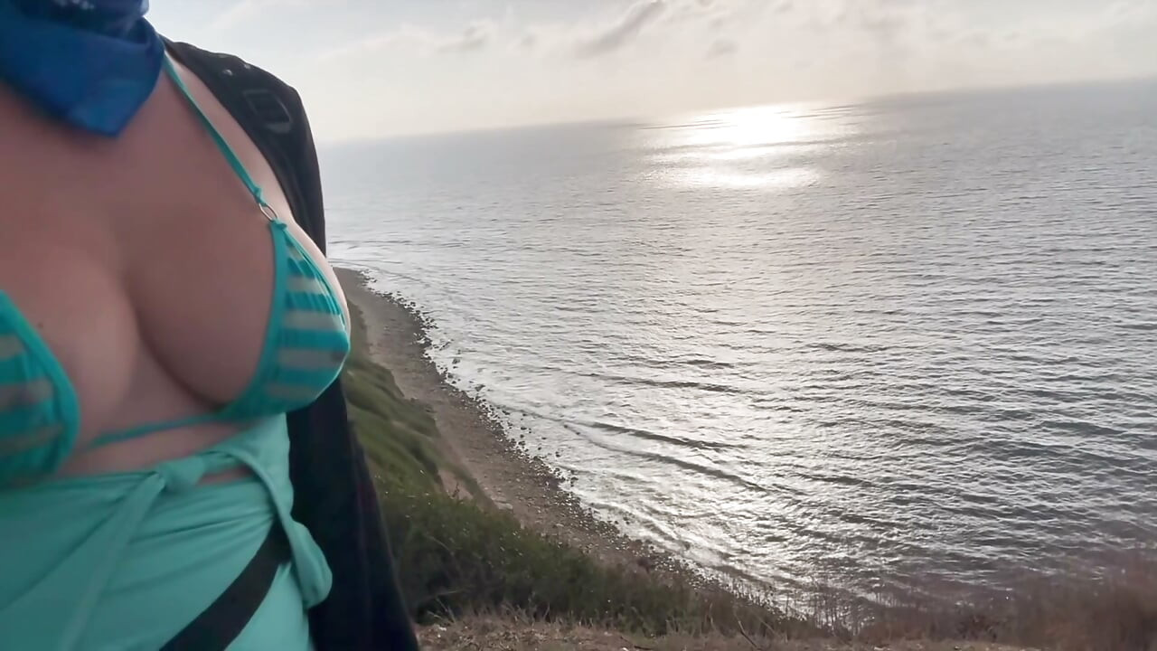 Artemisia Love hiking seksi di luar ruangan memakai bikini tembus pandang, super seksi, lihat putingnya yang besar