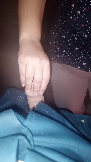 Unforgettable moment from "The naughty mom gave me a handjob"