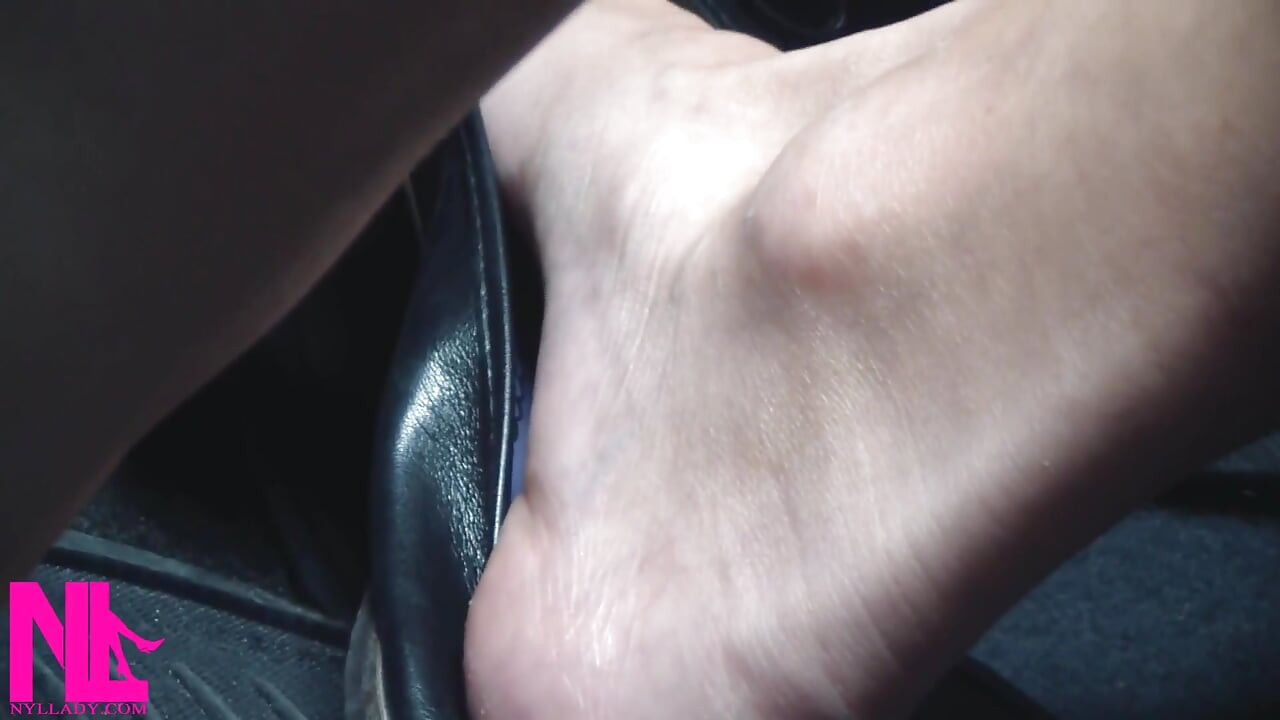Revving și conducere în apartamente din piele neagră pe Barefeet