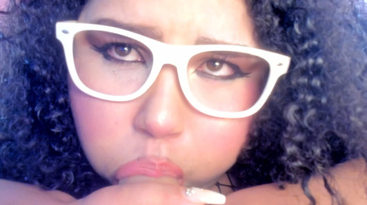 唾液たっぷりのとても美味しいチンポをしゃぶる。今度は私に同じことをしてほしいの?