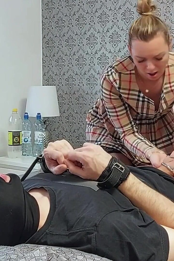 אשתו הבוגדת באה אחרי דייט, הבעל הקוקולד בולע זרע מהקונדום ואוכל את הזרע שלו לקינוח