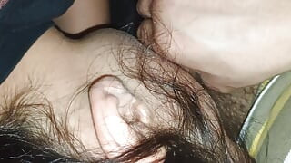 Le beau-père met ma bouche dans sa bite et me remplit la bouche de sperme