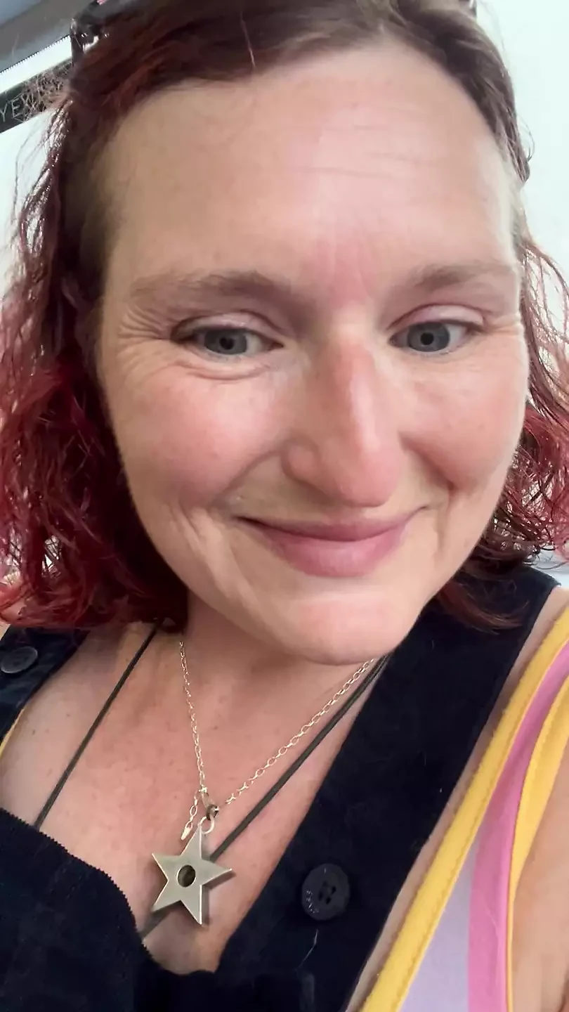 Quando sei un commando e mi sego sul bus e le dita bloccate mentre orgasmi