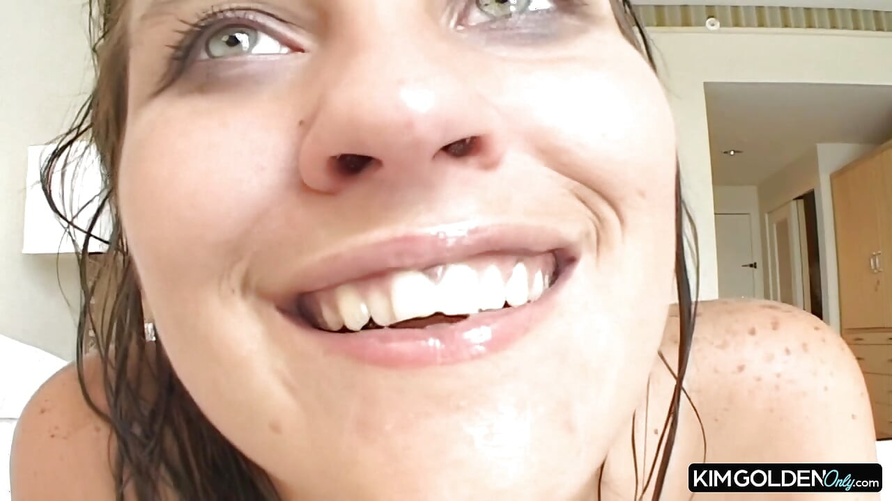 Sinnliche Dusche und leidenschaftlicher Blowjob