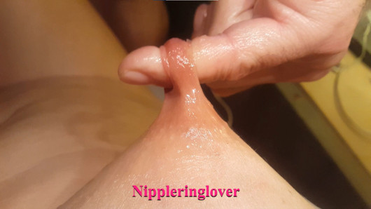 Nippleringlover-milf die extreem uitgerekte tepelpiercings close-up schoonmaakt