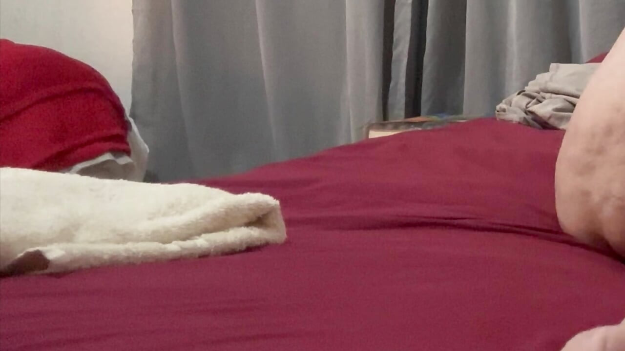 丰满的胖熟女出去洗澡，在床上射精