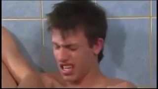 Seksowni chłopcy pod prysznicem