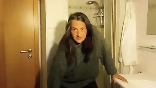 Повседневный взгляд - Ева показывает свою натуральную фигуру Рубенса в ванной