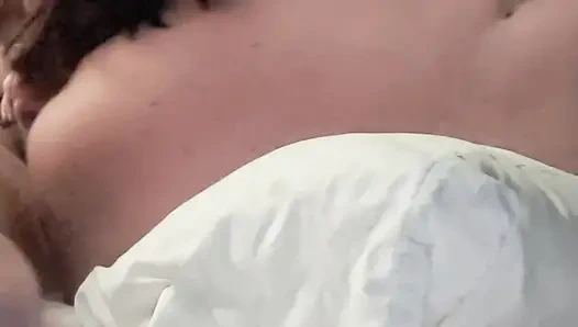 Cewek sange ini lagi asik nyepong dan ngentot kontol dengan semangat