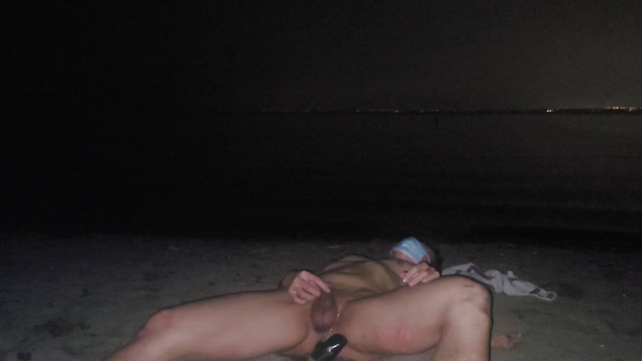 exposed on nude beach and piss on myself