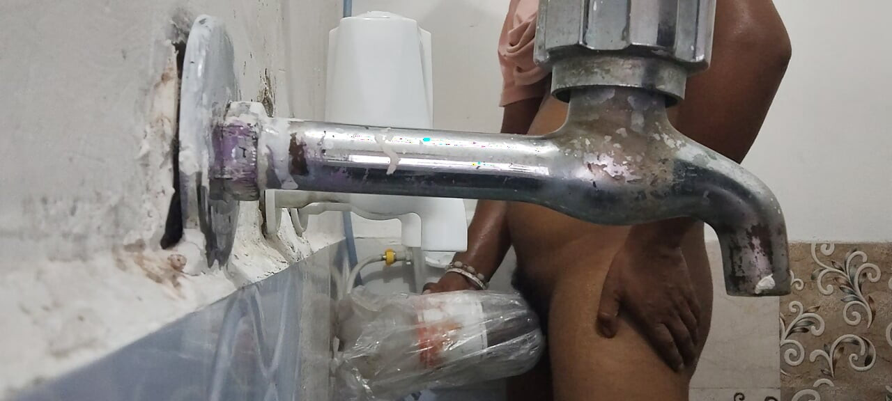Pepsi ki botal mein chhed Karti apni Hawas bujhai