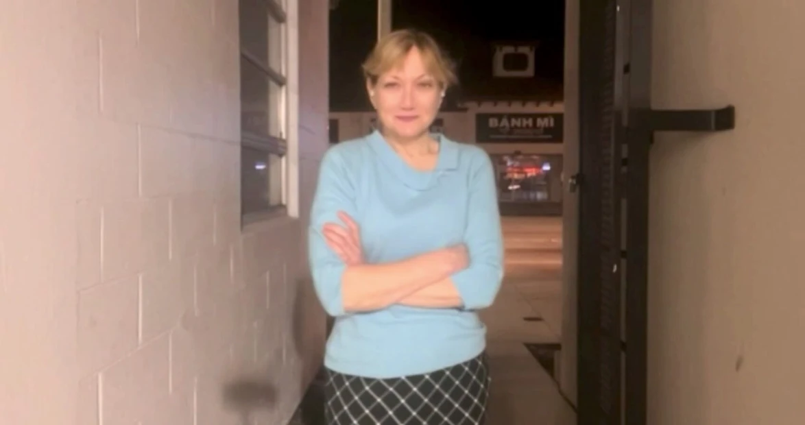 Public Paulina Gets Naked And Masturbates In Alley While Cars Stream By