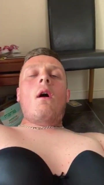 35 yo Martin fucking himself - kik: mart69er