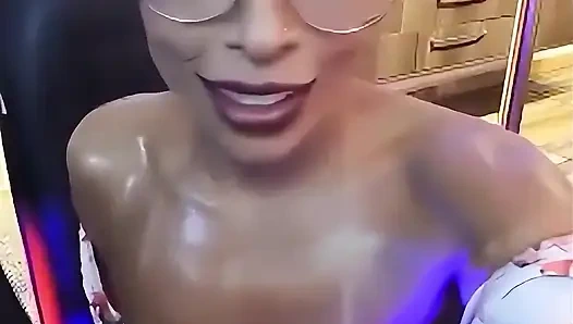 Natzinha morena diminyaki semua: kulit berkilau dan toket besar close-up