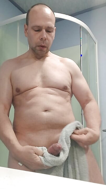 Escupí la espuma de la pasta de dientes sobre mi polla erecta