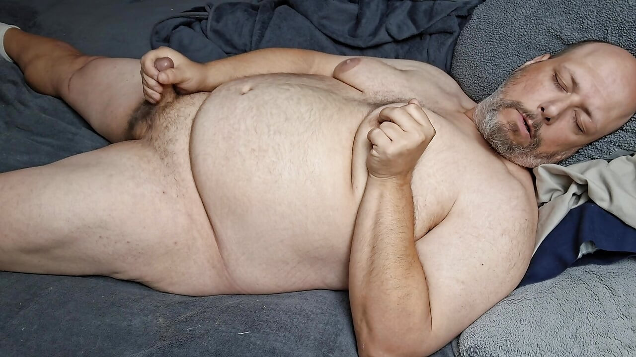 Chubby guy lays in bed and cums
