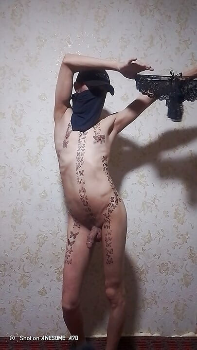 Femboy klæder sig ud