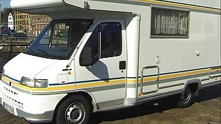 Sali nel mio camper, ho qualcosa da mostrarti