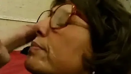 Une femme mature à lunettes se fait sodomiser en bas
