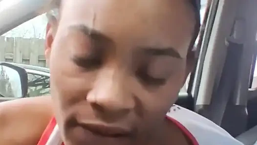 Minyon zenci kadın büyük zenci yarağıyla öğürüyor