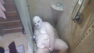 FatasssmallDick duşta kendine krem krem kullanıyor