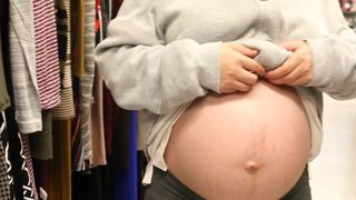 Mujer embarazada asiática