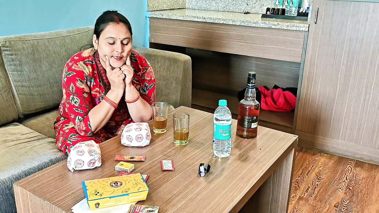 होटल के कमरे में अंतरंग भारतीय जोड़ा