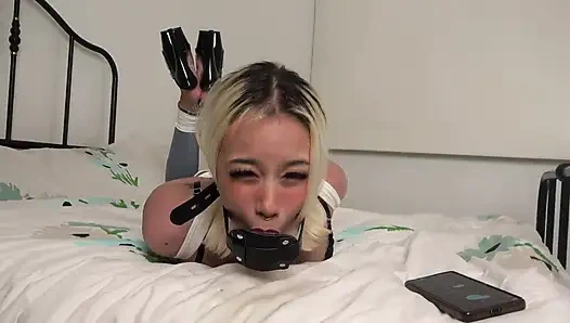 Lilly'nin kemerli hogtie ve sıkı penis öğürme meydan okuması: güçsüz salya akıtma teslimiyeti! (fullhd)