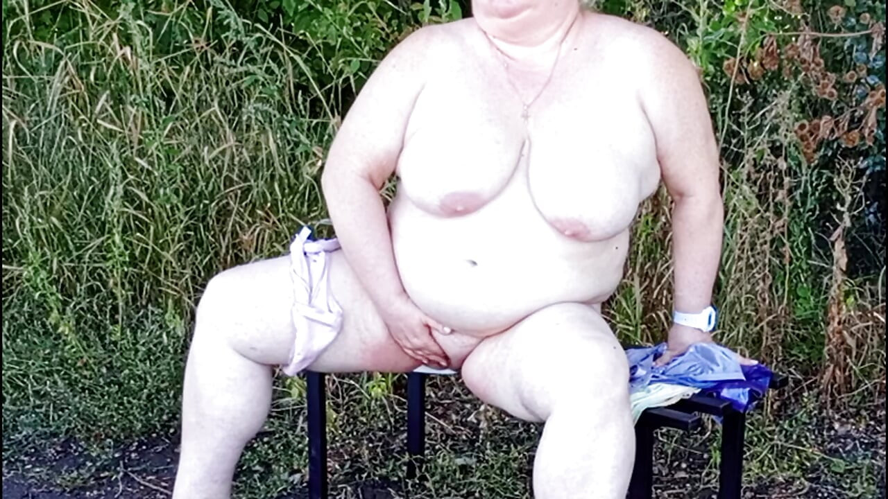 Maćeha u parku se svlači i na klupi