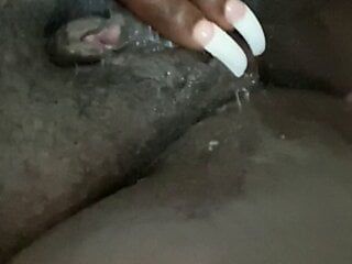 Pizdă de negresă mare și frumoasă umplând de spermă