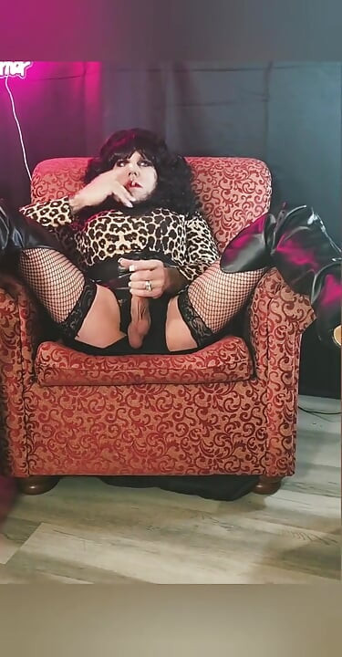 แต่งตัวข้ามเพศ cassandra strokes ควยและสูบบุหรี่ Virginia Slim 120 ขณะที่เมียดู