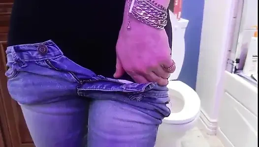 Zoey Portland Pornstar Playing with Her Pussy in the Bathroom Before Court