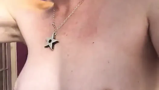 Aku lagi asik kencing di kaki jenjangku