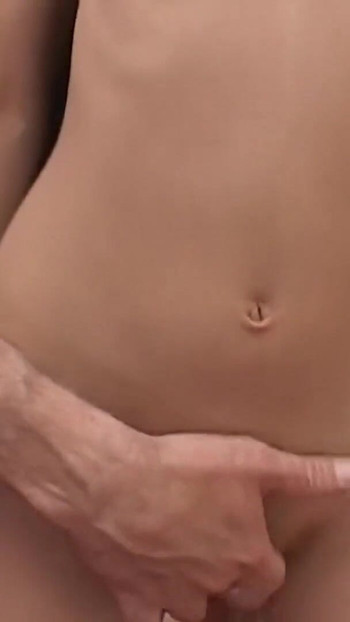 Nezaboravan trenutak iz "Seksi cura puši pa jaše ogroman kurac do svršavanja"