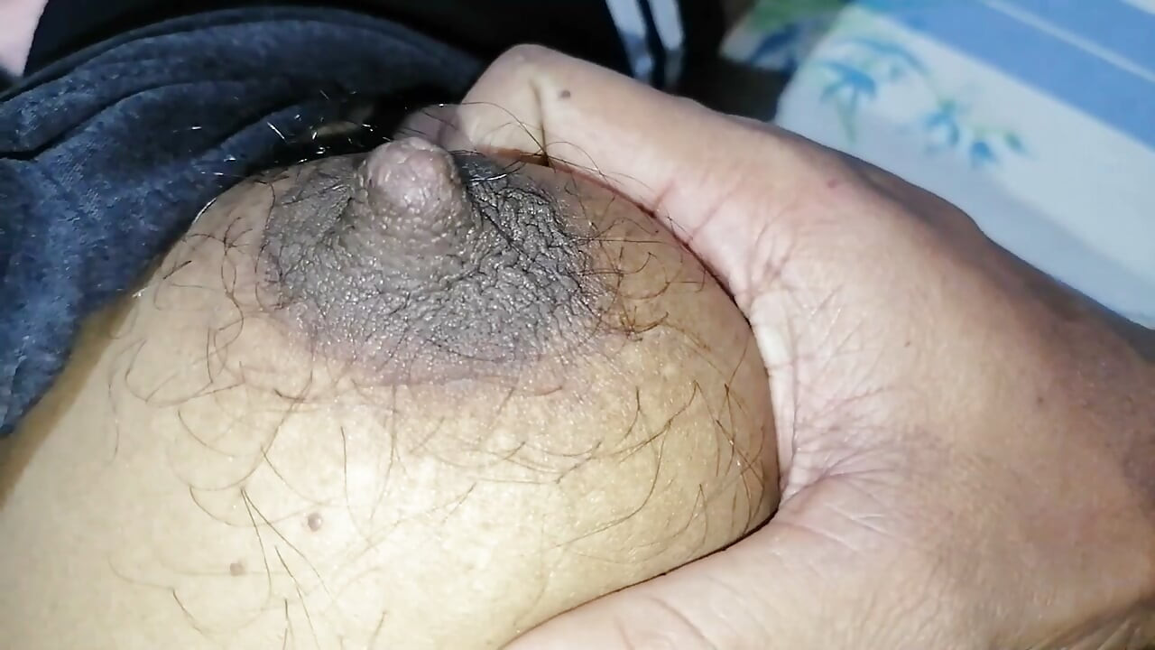 亚洲女孩毛茸茸的毛乳裸体挑逗后做爱