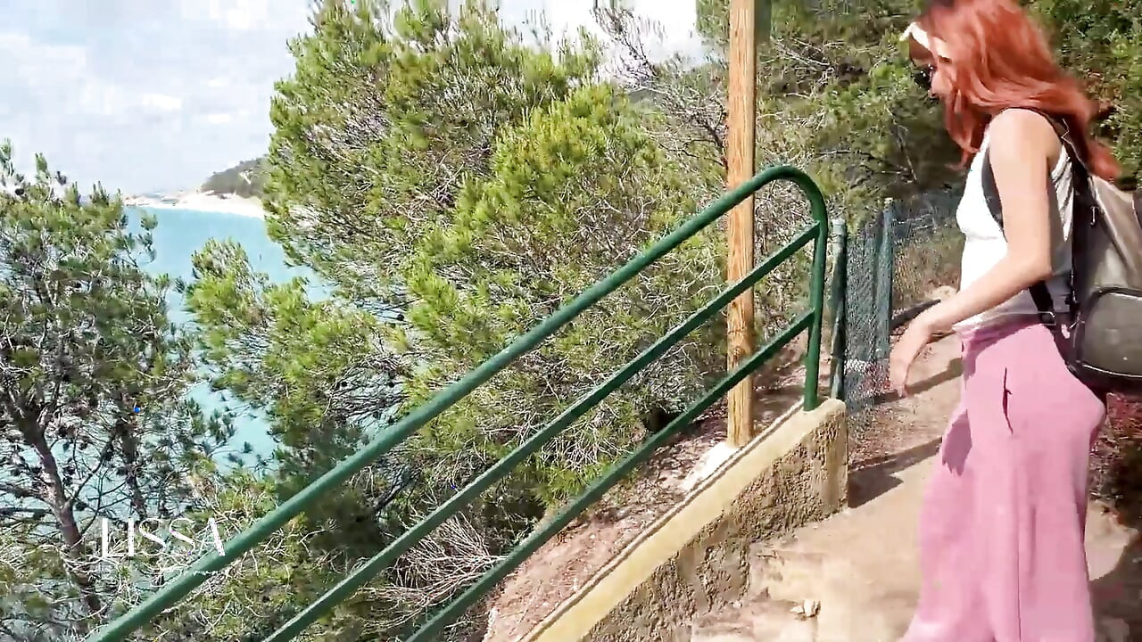 Vlog Lissa Brown elmegy egy nudista strandra, hogy egyedi videót készítsen