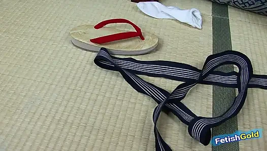 Seksi Asyalı genç kız büyük yaraklı yaşlı adamın tadını çıkarıyor