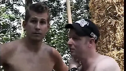 Дикий гэнгбэнг на улице для сексуальной блондинки