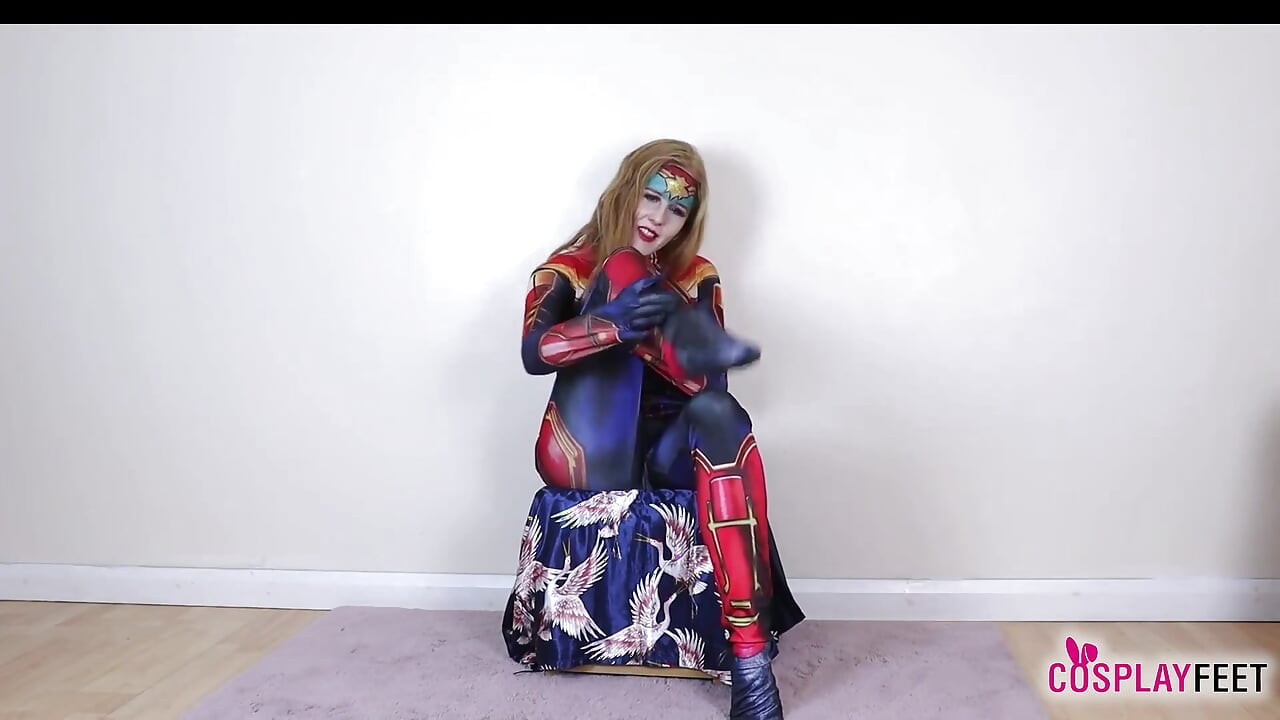 Wspaniała Aurora Phoenix Ogłusza w seksownym kostiumie Kapitana Marvela